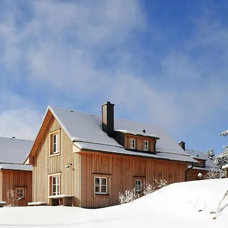 Semi-detached Houses, Vakantiehuis *